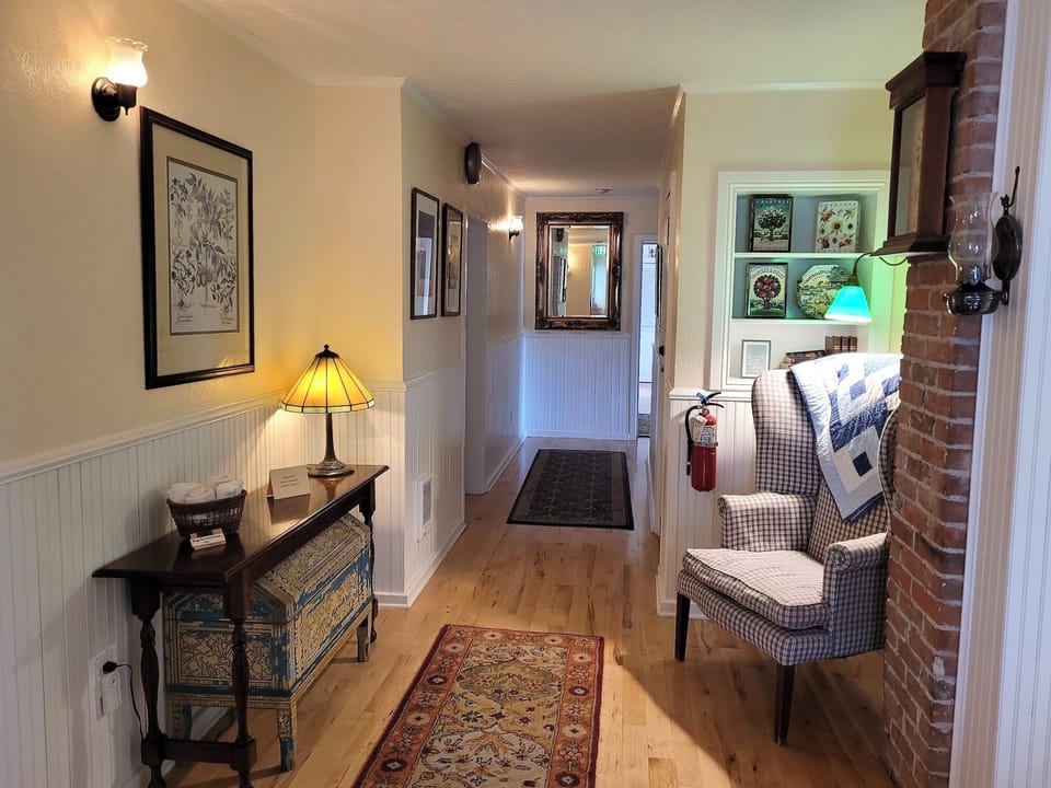 2nd floor hallway with bedrooms on each side