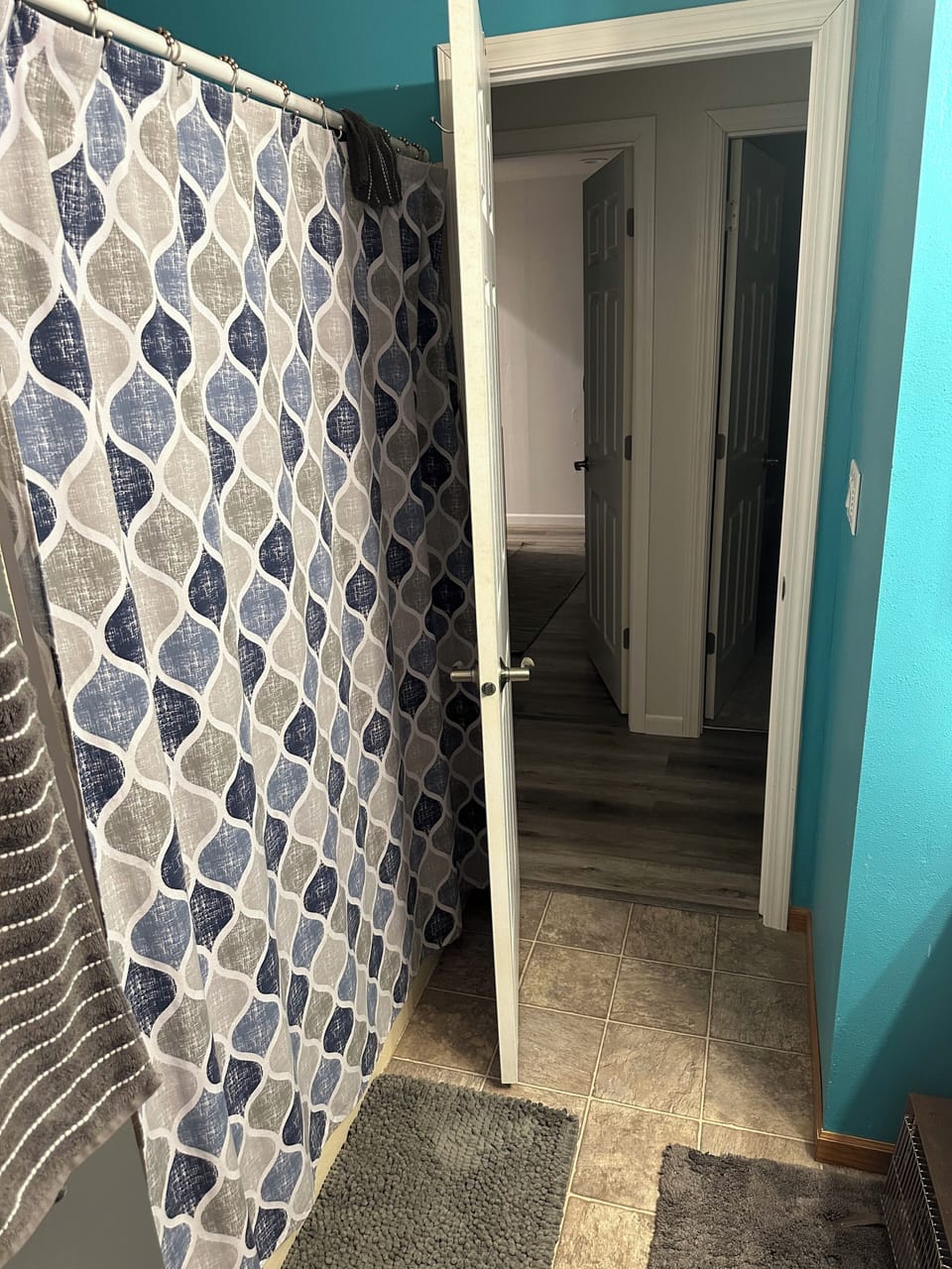 Upstairs Full bathroom