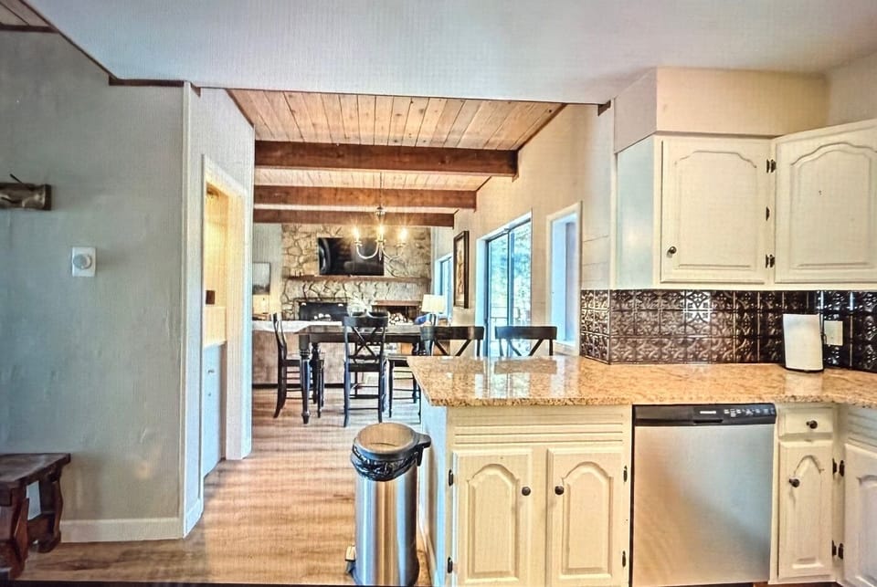 Fully equipted kitchen with two bar stools