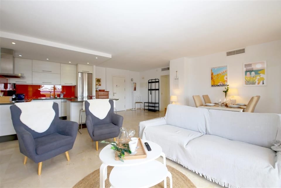 Another picture of the bright lounge with open kitchen to the rear