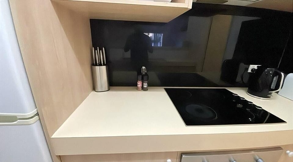 This apartment boasts a full kitchen equipped with an oven, stove, kettle, toaster, microwave, and coffee machine, making meal preparation a breeze.