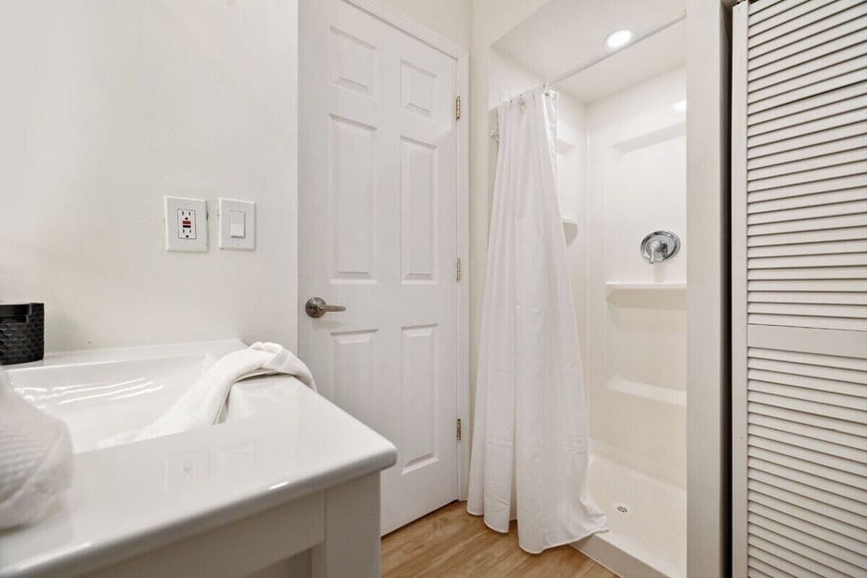 Tub and shower in the full bathroom
