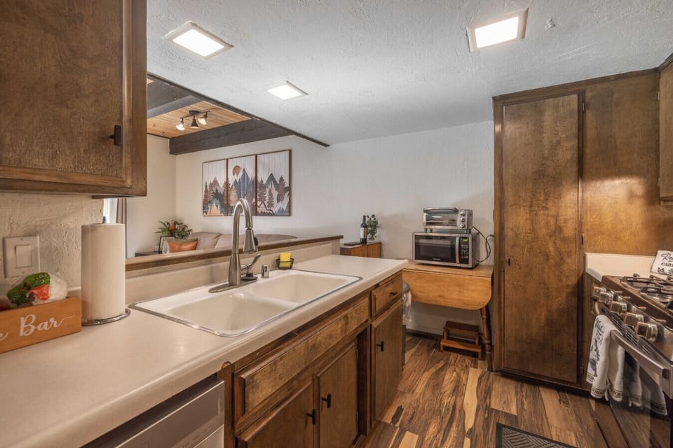Full cabin vibes in this kitchen