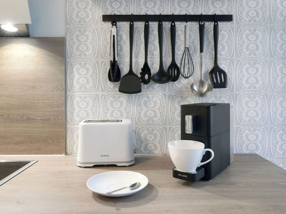 Kitchen Appliance, Tableware, Small Appliance, Home Appliance, Serveware, Kitchen, Countertop, Coffeemaker