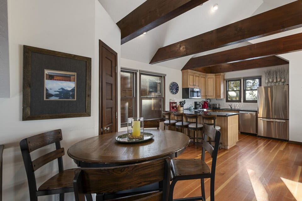 Round dining table for 3