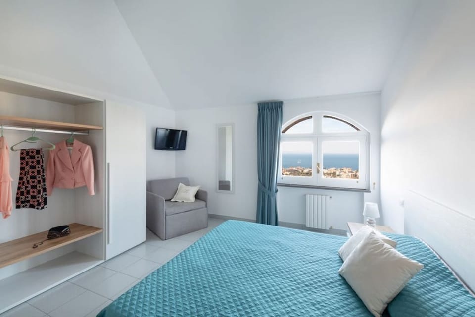 Sea view Rooftop Apartment with Jacuzzi & Garden Apartment in Sorrento