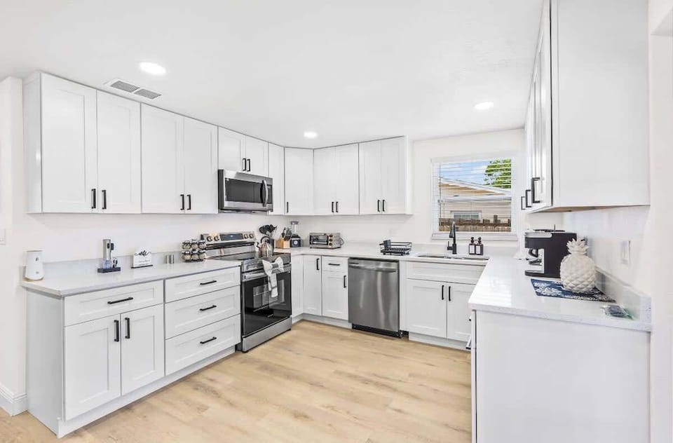 Spacious kitchen equipped with all the essentials to cook delicious meals with ease. #FullyStockedKitchen #CookWithEase