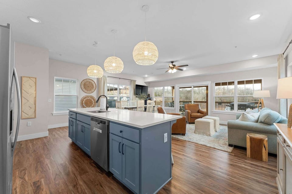 Walk right into this open living and dining space!