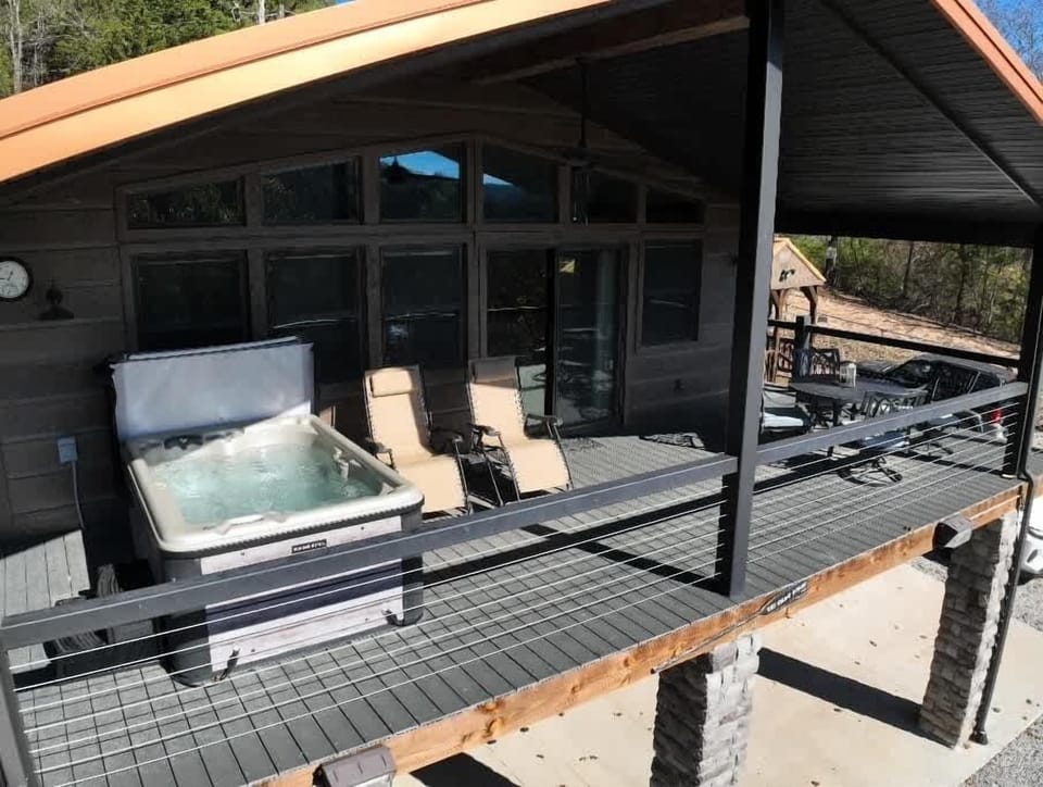 Hot Tub and Lake Access