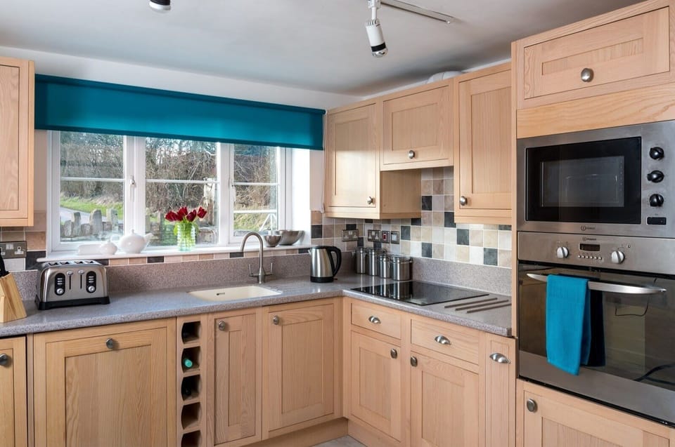 Well equipped kitchen with dishwasher and washing machine