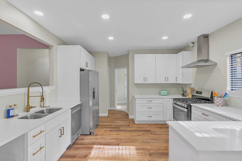 Fully equipped kitchen with hardwood floors