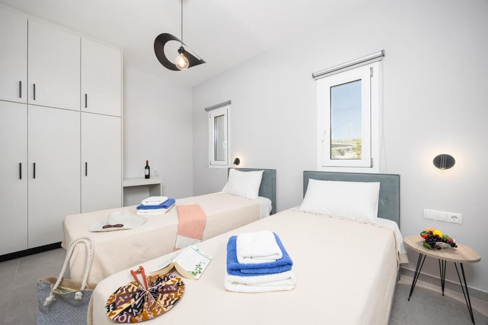 Twin bedroom with en suite bathroom and A/C