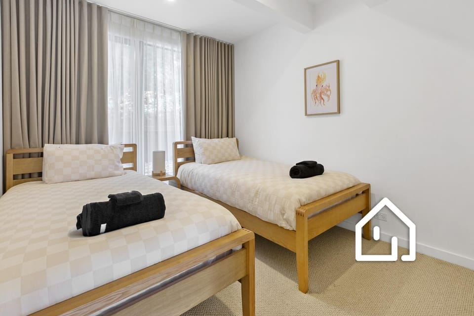 Bedroom 4: 2 x KSB, BIR