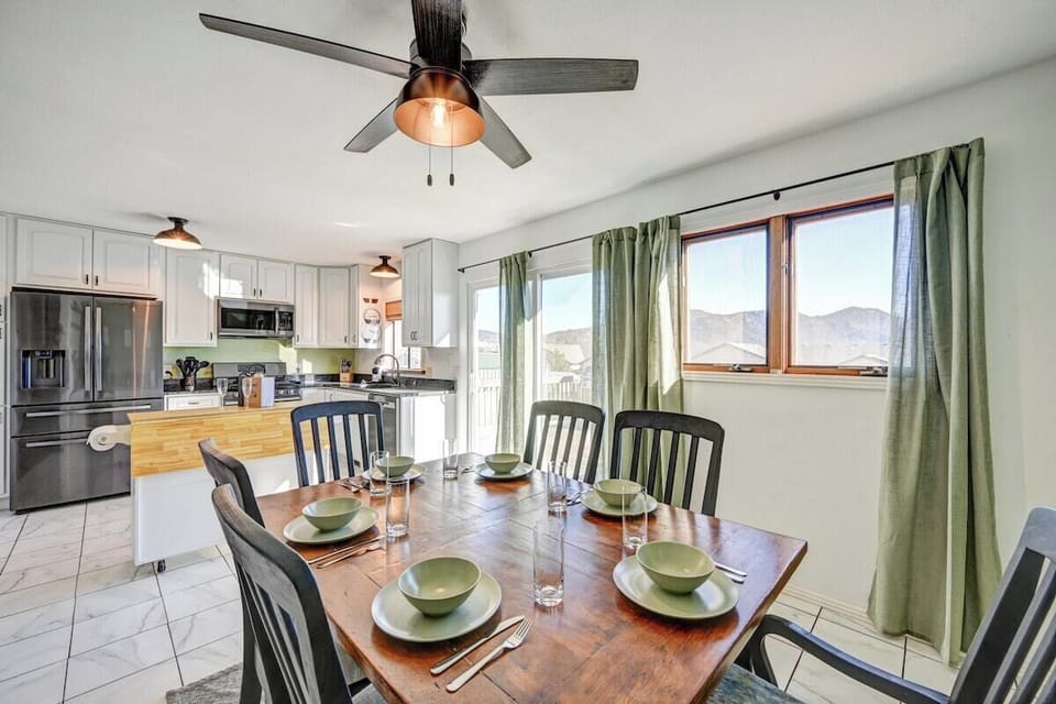 Dine in kitchen seats 6