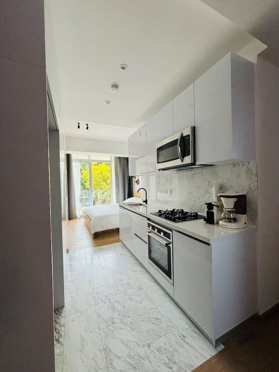 Cook like a pro in this fully equipped kitchen, featuring state-of-the-art appliances including a built-in oven, microwave, and gas stovetop. Perfect for preparing everything from quick snacks to gourmet meals!