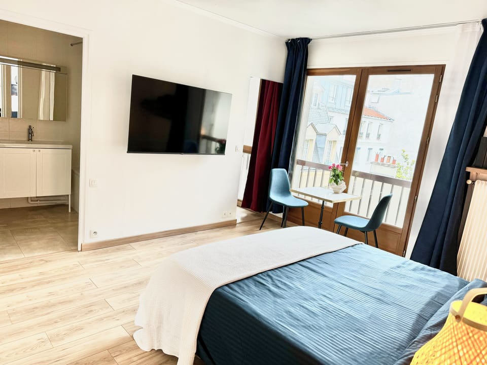 XXL smart TV, separate bathroom and kitchen, as well as a separate office 