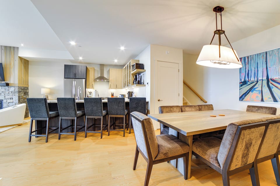 Dining Area | 3-Story Townhome | In-Unit Laundry