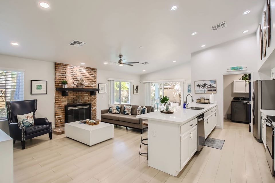 2207 S Cherry - Web Quality - 004 - 04 Living Room