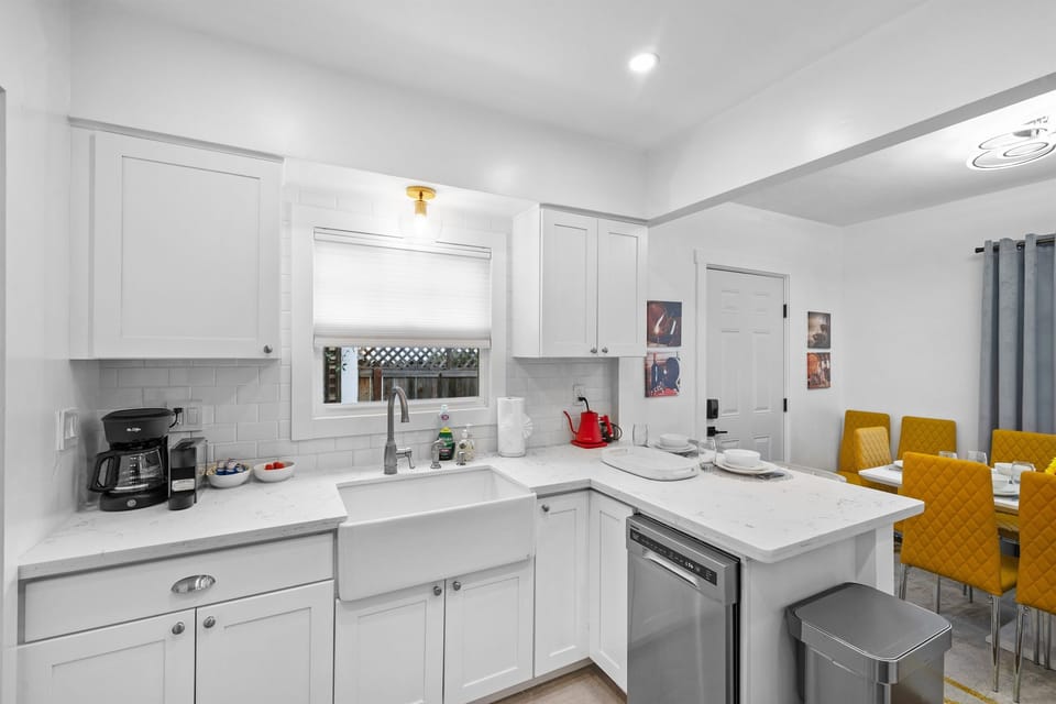 A fully equipped kitchen, ready for you culinary creations