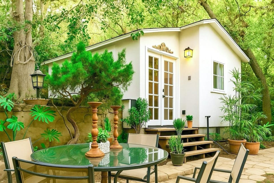 ROMANTIC HOLLYWOOD HILLS GUEST HOUSE+VIEWS+OUTDOOR PATIO+GARDEN+2 MINS HOLLYWOOD