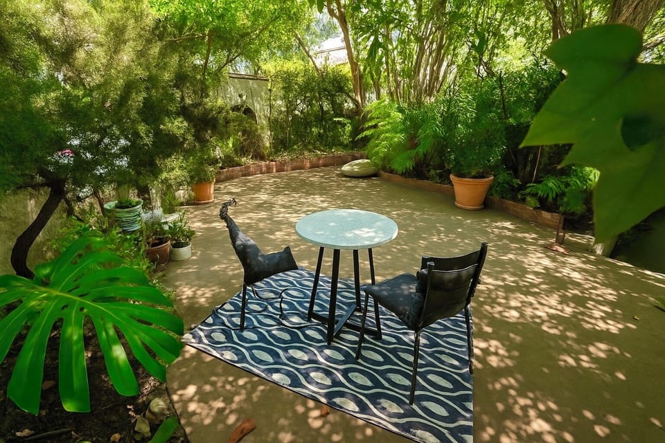 ROMANTIC HOLLYWOOD HILLS GUEST HOUSE+VIEWS+OUTDOOR PATIO+GARDEN+2 MINS HOLLYWOOD