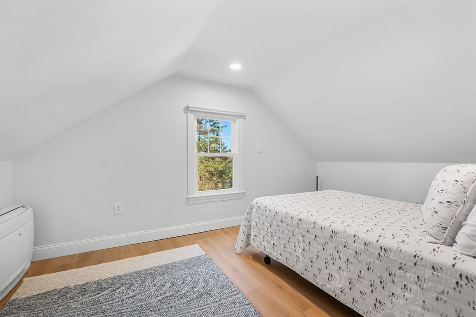 2nd floor, 4th bedroom with double bed
