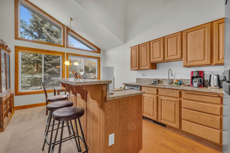 Kitchen: Well-equipped kitchen, updated appliances, drip coffee maker, Crockpot, blender, kitchen bar with 3 barstools
