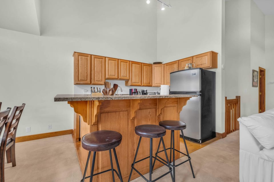 Kitchen: Well-equipped kitchen, updated appliances, drip coffee maker, Crockpot, blender, kitchen bar with 3 barstools
