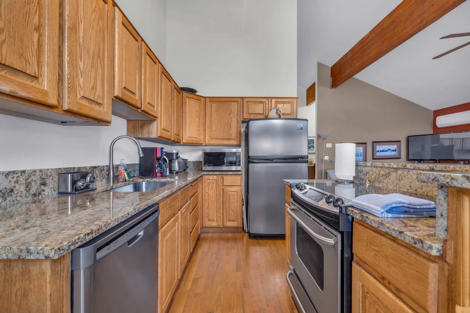 Kitchen: Well-equipped kitchen, updated appliances, drip coffee maker, Crockpot, blender, kitchen bar with 3 barstools

