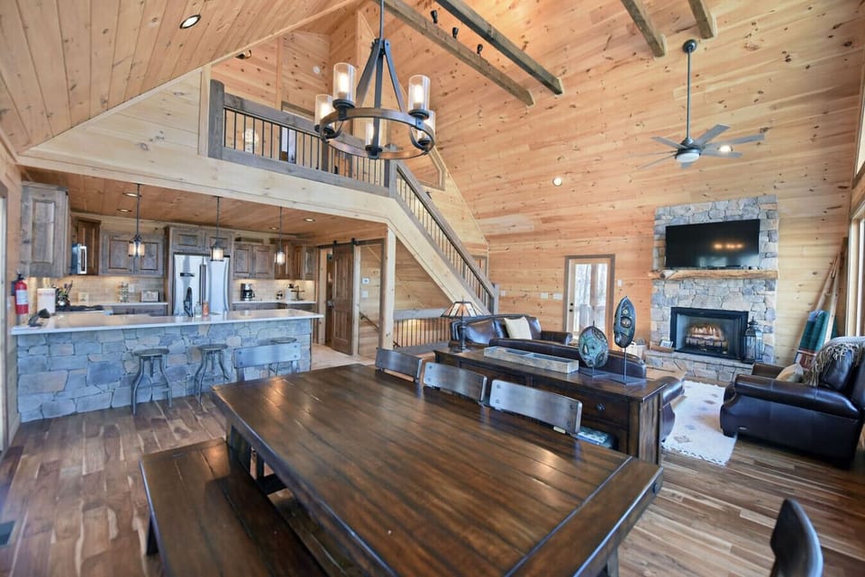 Blue Ridge Luxury Mountain View Cabin Rental
