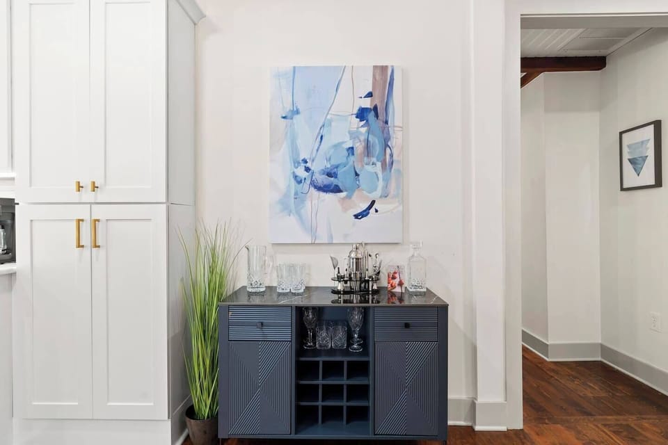 Suite 1 - Bar cabinet with glasses and a mixing set for making homemade cocktails