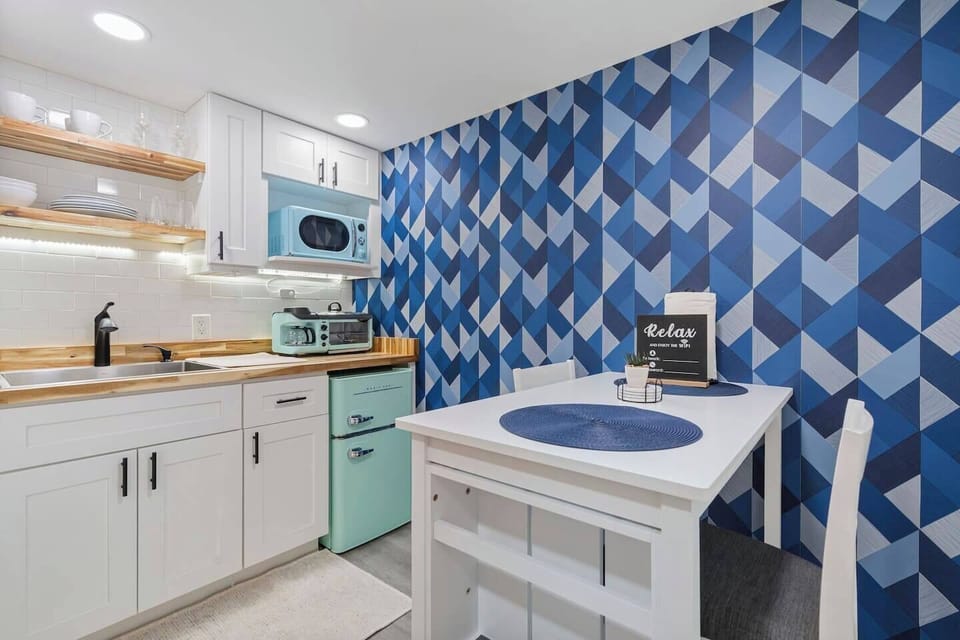 Kitchenette and dining area