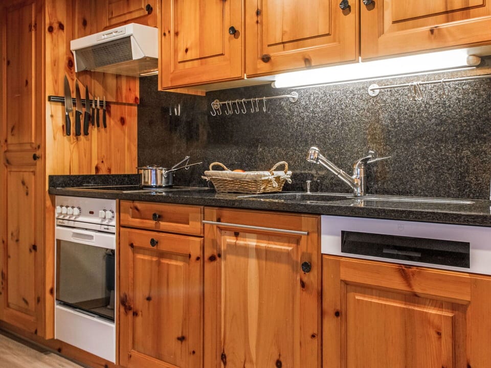 Brown, Cabinetry, Countertop, Kitchen Sink, Property, Furniture, Tap, Building, Sink, Kitchen