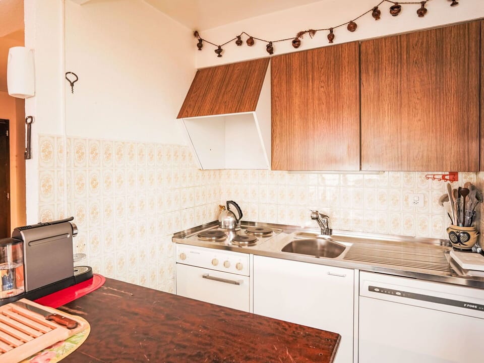 Cabinetry, Countertop, Property, Sink, Kitchen Sink, Tap, Kitchen, Kitchen Stove, Wood, Lighting