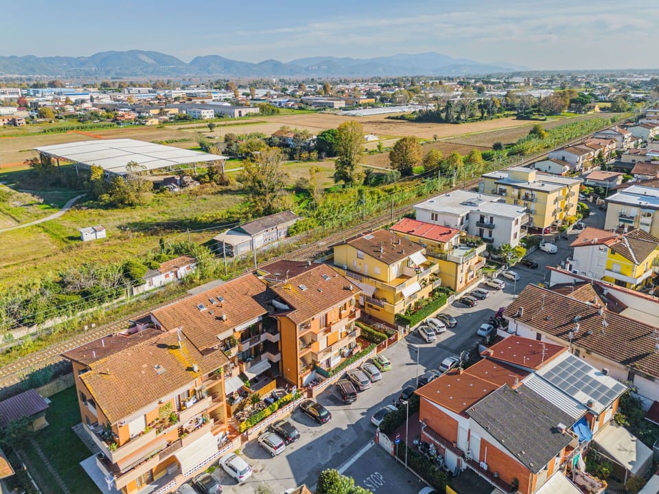 Building, Sky, Property, Window, House, Urban Design, Plant, Neighbourhood, Residential Area, Cityscape