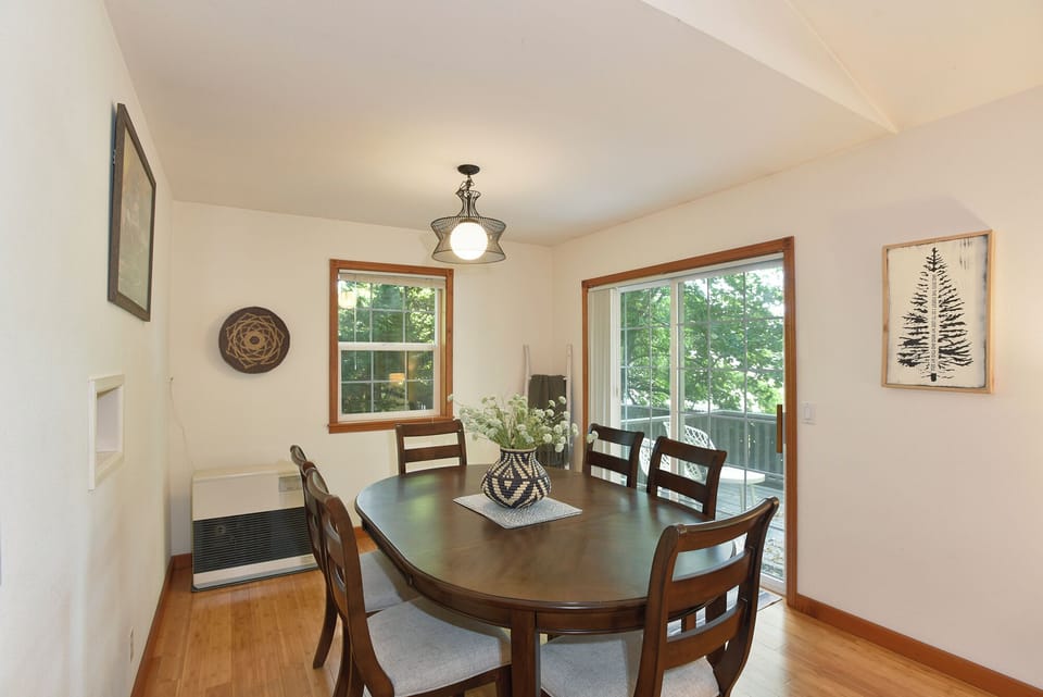 Dining room & Deck