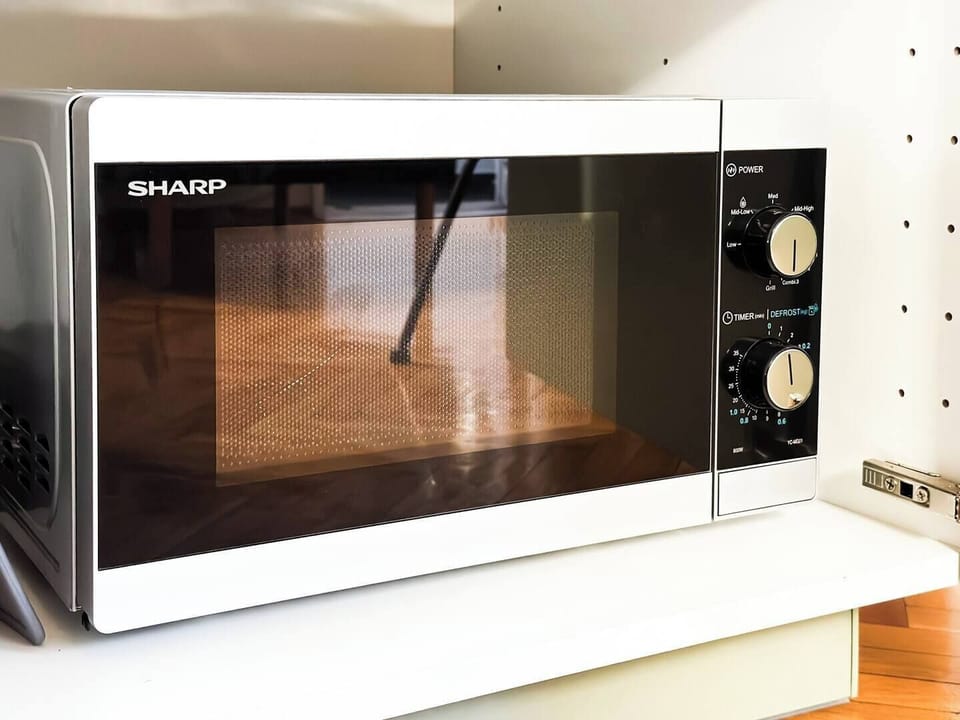 Quick and easy meals at your fingertips! Heat up and enjoy your stay. 🌟 Book Now!"