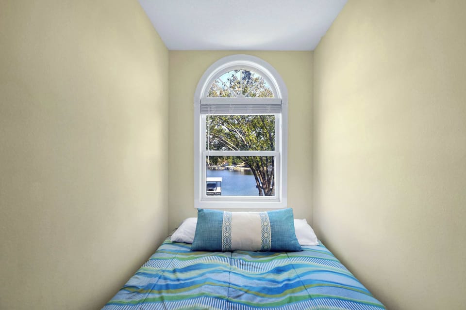 Bedroom 4 with full bed, queen bed, and Smart TV
