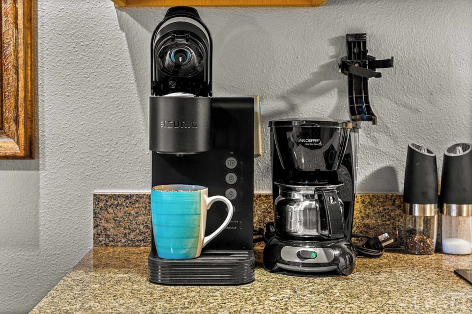 【Coffee Station】Coffee maker and mugs — brewed and out the door to the lift in 10 minutes
