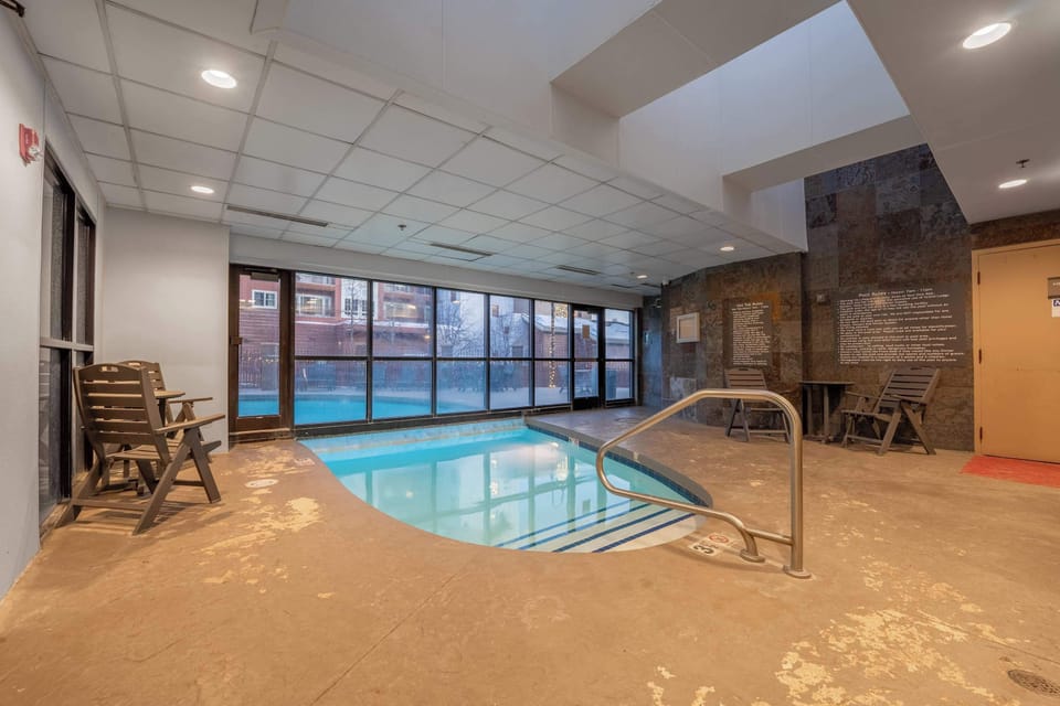 【Indoor Pool】Swim through to the heated outdoor side — open 365 days a year