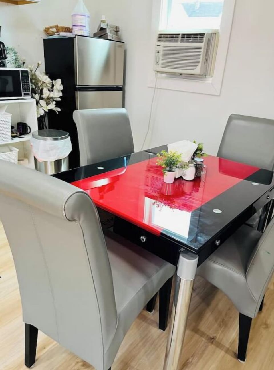 Dinning table expandable to the sides.