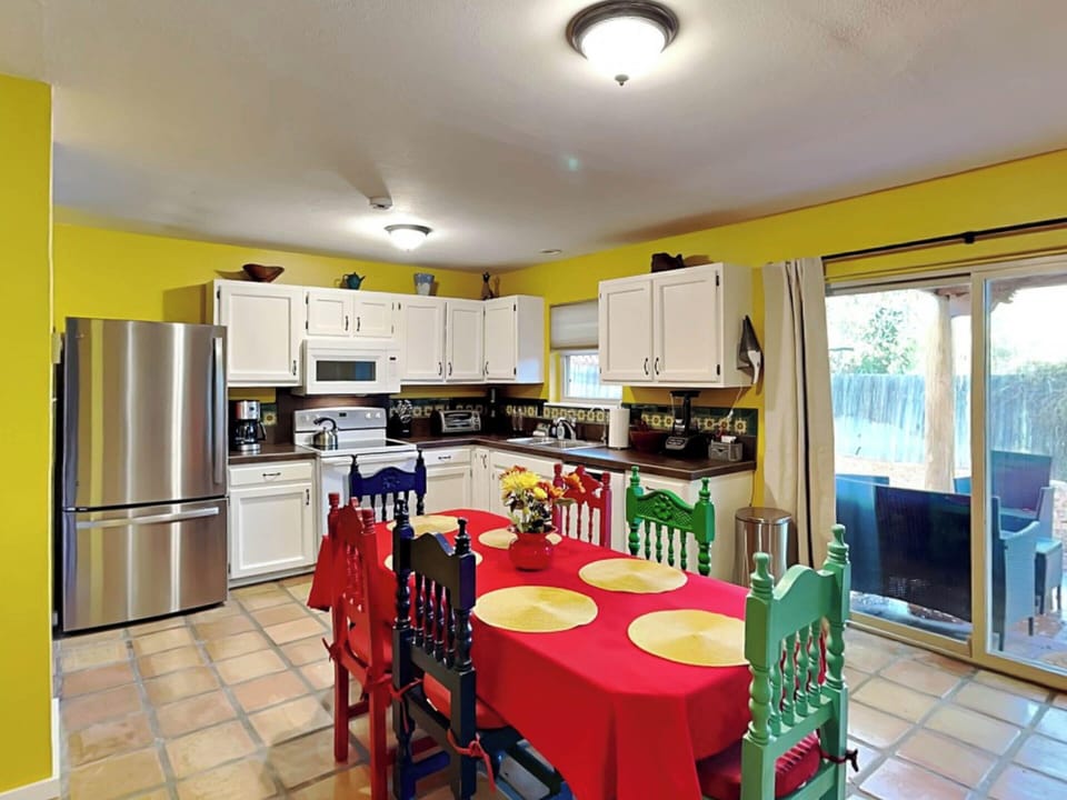 Full Kitchen & Dining Area
