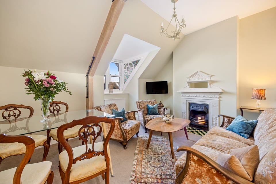 Lounge with Dining Area