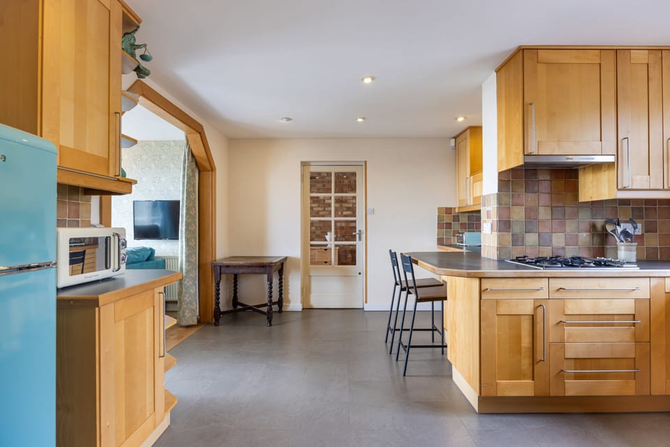 Spacious full kitchen