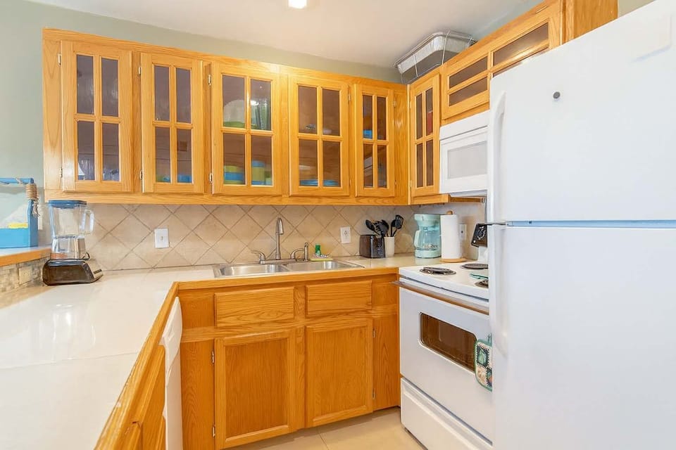 Bright & Cozy Kitchen with Modern Appliances
Enjoy a warm, inviting kitchen featuring glass-paneled cabinets, sleek countertops, and full-size appliances including stove, microwave, fridge, and coffee maker. Perfect for  relaxed cooking.