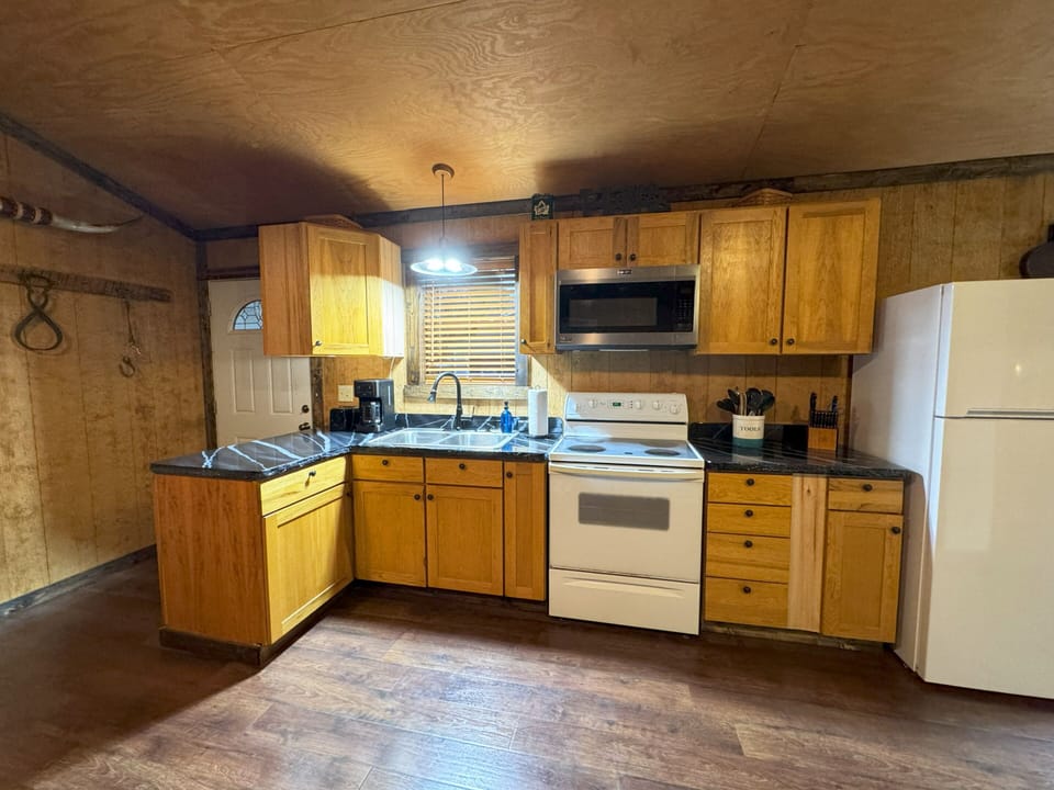 1st Choice Lodging - Hitching Post Cabin