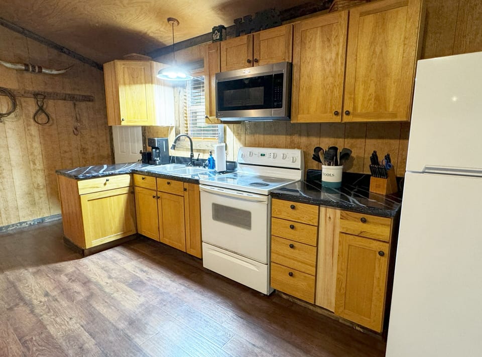 1st Choice Lodging - Hitching Post Cabin