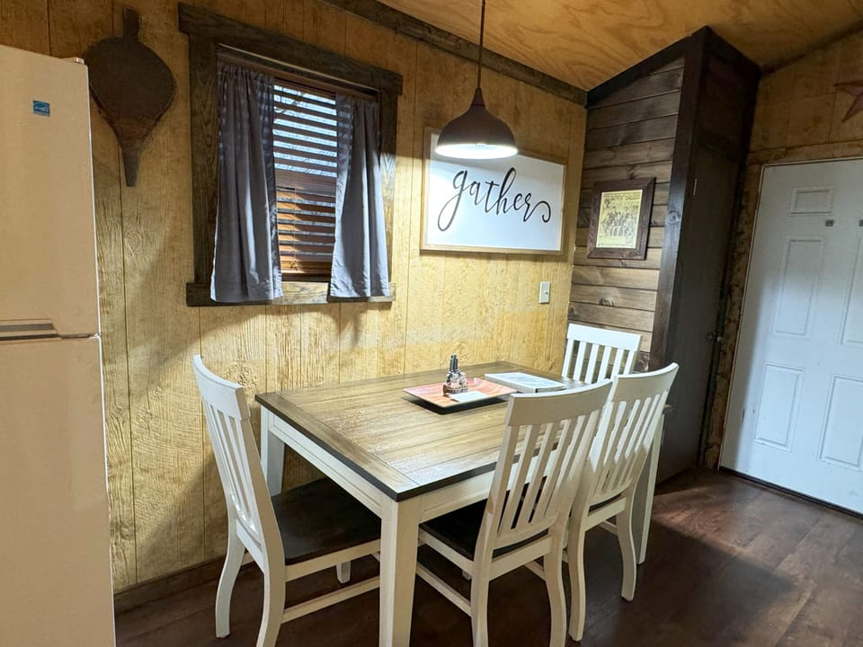 1st Choice Lodging - Hitching Post Cabin