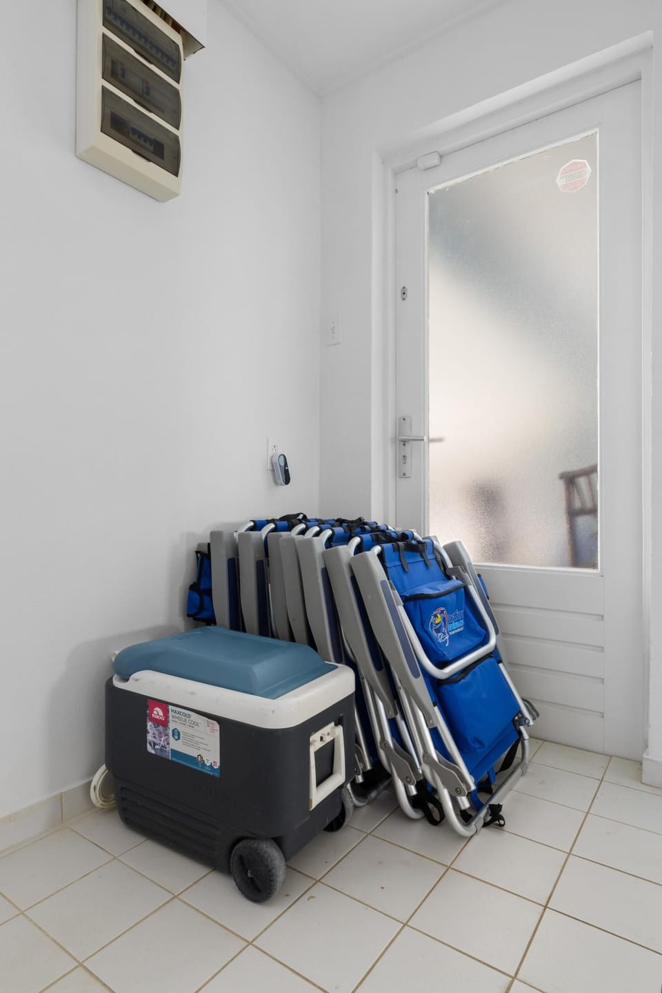 Pack light—beach chairs and a cooler are ready for your days at Eagle Beach.