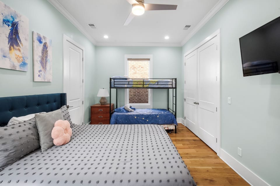 Has a Queen bed, 3 Twin bunks, en-suite bath. Sleeps up to 5!